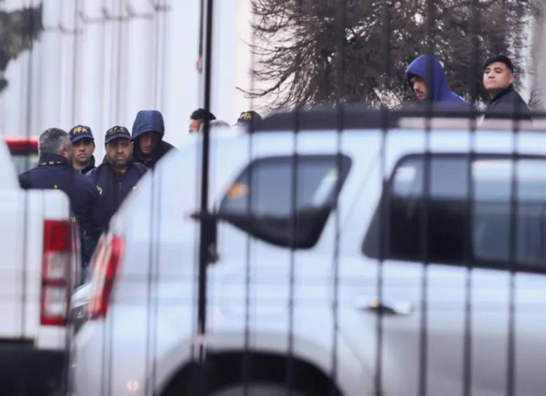 Las autoridades cuando llegaron a la captura de los dos jóvenes deportistas. FOTO: AFP