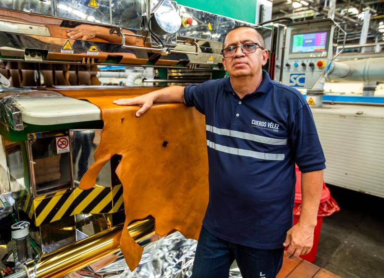 José Harvey Cortés es uno de los cerca de 300 operarios de la planta de Cueros Vélez en Amagá. Hace 28 años trabaja en el proceso de acabado del cuero. Aquí, los hechos que han ligado su historia con el material. FOTO: Carlos Velásquez.