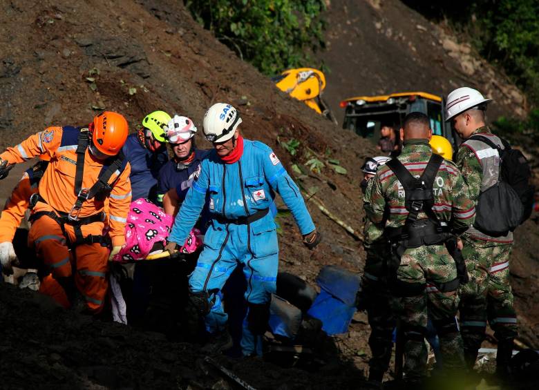 El rescate de las víctimas tardó todo un día por la luvia y nuevos deslizamientos de tierra. Solo tres pasajeros del bus sobrevivieron. FOTO MANUEL SALDARRIAGA