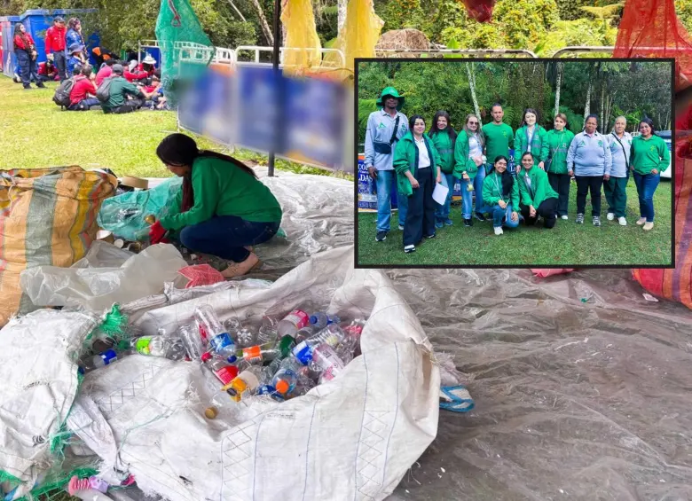 Adelante, algunos de los funcionarios y recicladores encargados de la tarea. Atrás, parte del material recogido. FOTO: Cortesía
