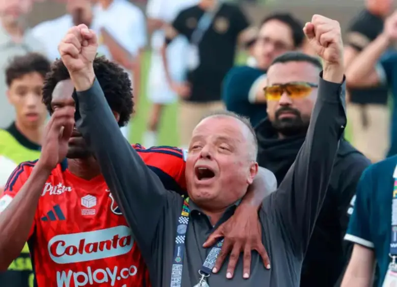 Así salió haciendo del estadio Raúl Giraldo hacia los hinchas. FOTO: Manuel Saldarriaga