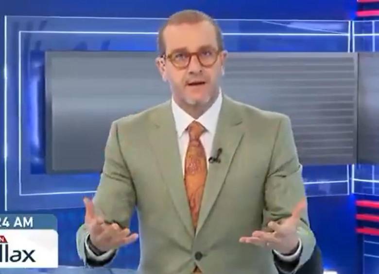 Augusto Thorndike durante la transmisión en vivo en la que atacó al camarógrafo. Foto: Captura de video Willax Televisión,