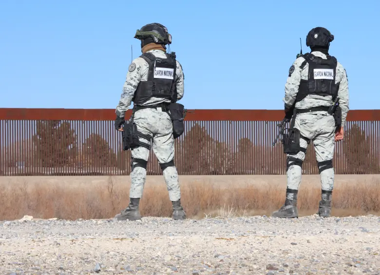 Los detenidos por las autoridades mexicanas fueron hallados con armas largas y cortas, cartuchos, cocaína, metanfetamina, marihuana y 12 vehículos. FOTO: Xinhua
