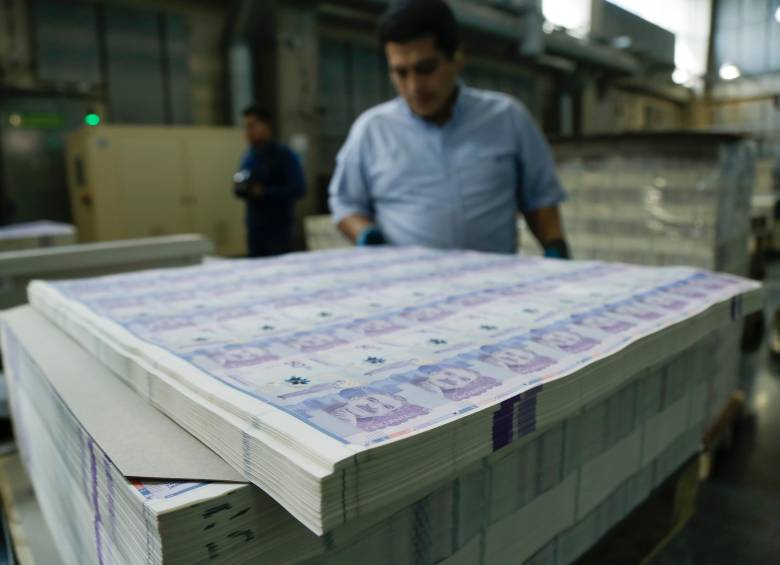 Uno de cada tres pesos recaudados en Colombia se destina a intereses de la deuda: Carf. FOTO Colprensa