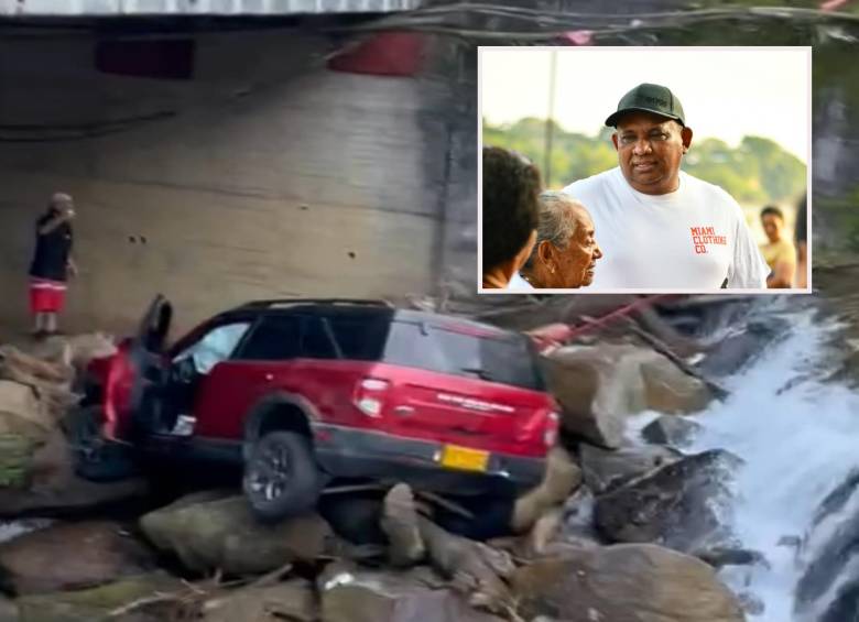 Entre las rocas debajo de un puente quedó la camioneta del mandatario de Puerto Nare. FOTO: Cortesía Brayan Camargo