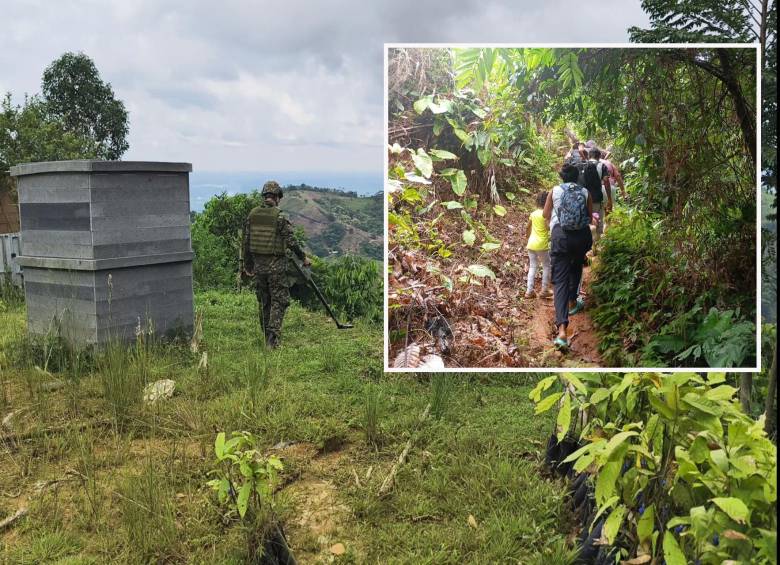Adelante, campesinos de Valdivia huyen desplazados. Atrás, un soldado realiza labores de detección de explosivos. FOTO: Tomada de redes sociales