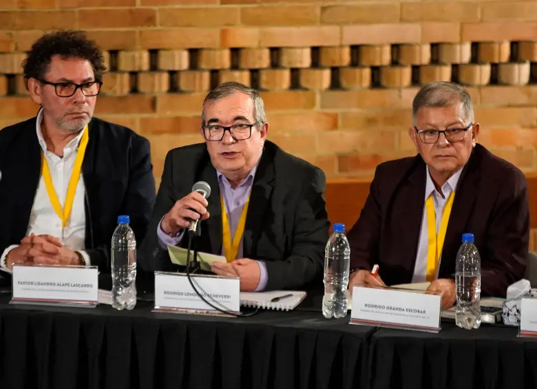 De izquierda a derecha: Pastor Alape, Rodrigo Londoño y Rodrigo Granda, excomandantes de las Farc y coautores de la tutela en cuestión. FOTO: COLPRENSA.