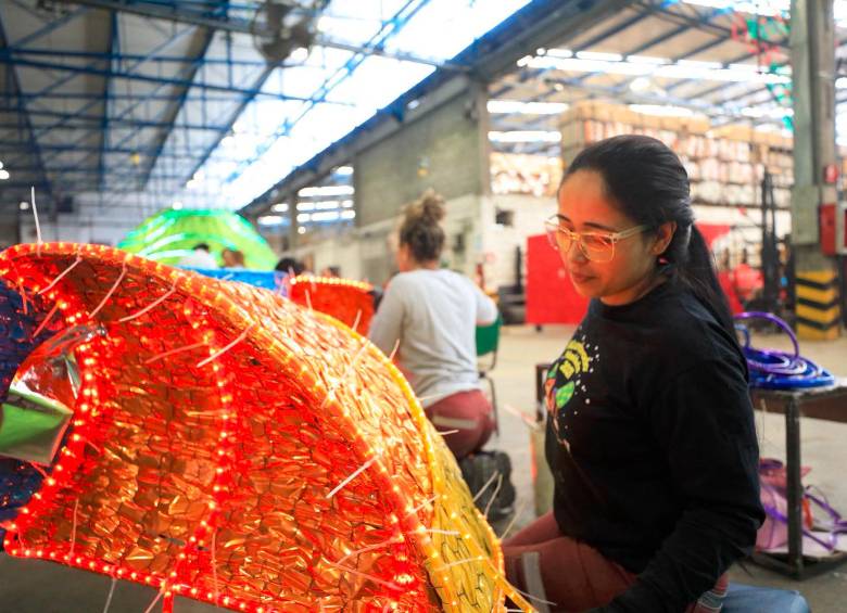 Para la construcción del alumbrado navideño participaron 440 personas, entre las que hay 150 madres cabeza de familia. FOTO: CAMILO SUÁREZ