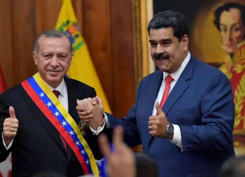 El presidente de Turquía, Recep Tayyip Erdogan, junto a Nicolás Maduro en un evento internacional. FOTO: Getty