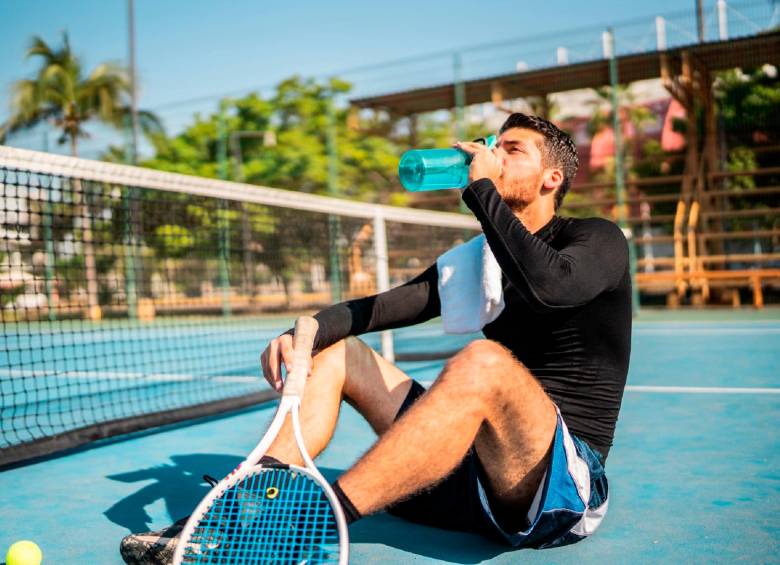 Una correcta hidratación puede evitar riesgos asociados al deporte como golpes de calor, dolores de cabeza, fatiga muscular, lesiones y desorientación, entre otros. FOTO: GETTY