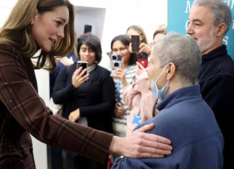 Catalina con los pacientes del Royal Marsden Hospital de Londres. FOTO: AFP