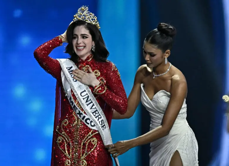 La mexicana Fátima Bosch, siendo coronada como Miss Universo 2025. FOTO: AFP