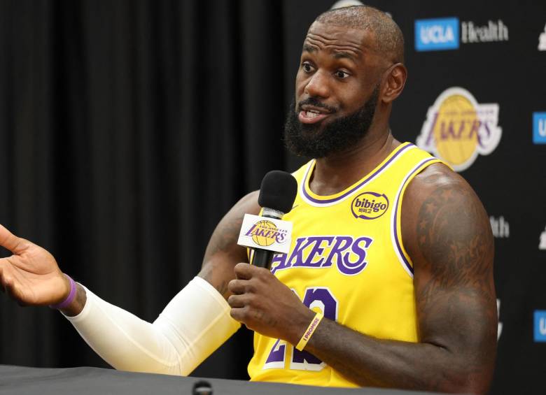 LeBron Raymone James Sr., cumplirá 41 años en diciembre y pronto comenzará su 23ª temporada en la NBA. FOTO: AFP