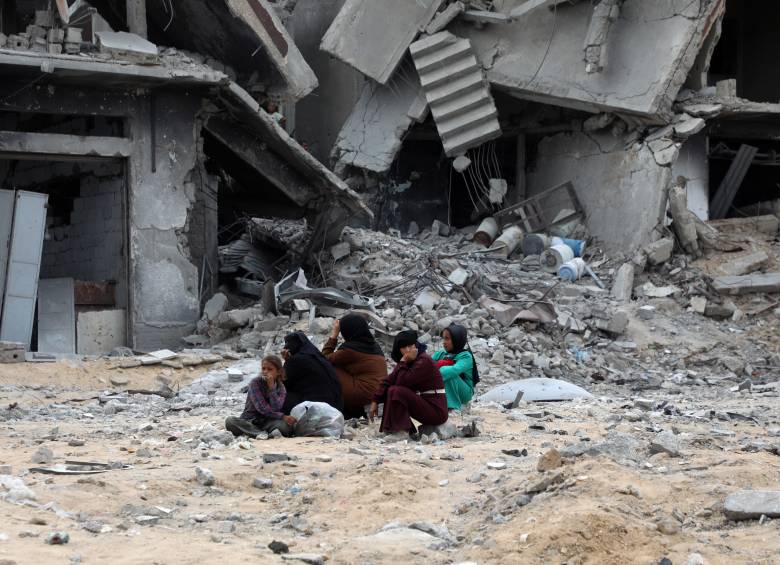 A pesar del acuerdo de alto el fuego que rige desde el 10 de octubre, 45 palestinos murieron el domingo en ataques israelíes, según la Defensa Civil de Gaza. FOTO: Xinhua