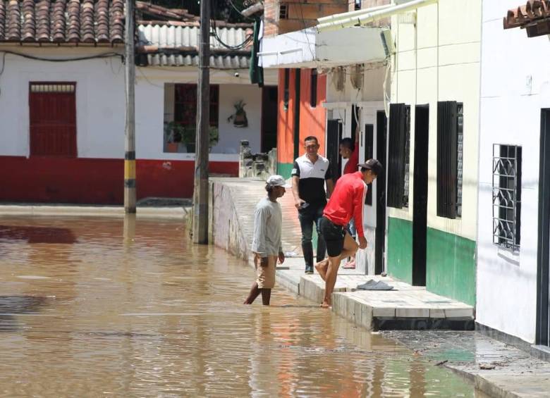 Familias tuvieron que salir de sus casas en Venecia, Antioquia, por un desbordamiento del río Cauca. FOTO: ALCALDÍA DE VENECIA