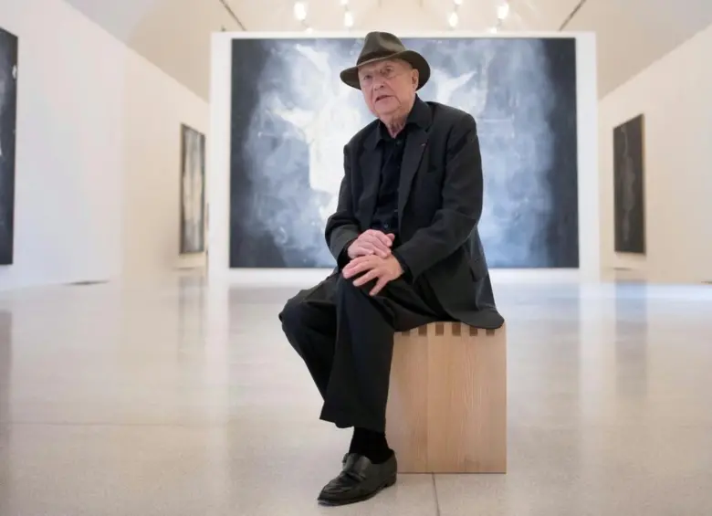 Georg Baselitz, el maestro que invirtió el sujeto para priorizar la pintura, muere dejando un vacío inmenso en las colecciones más prestigiosas del planeta. FOTO: AFP