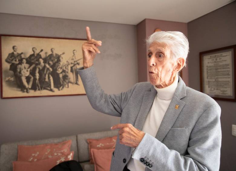 El maestro Héctor Ochoa nos recibió el año pasado en su casa en el Oriente antioqueño. Tenía 91 años en ese momento y nos contó los logros, pesares y alegrías de su vida artística. FOTO Esneyder Gutiérrez.