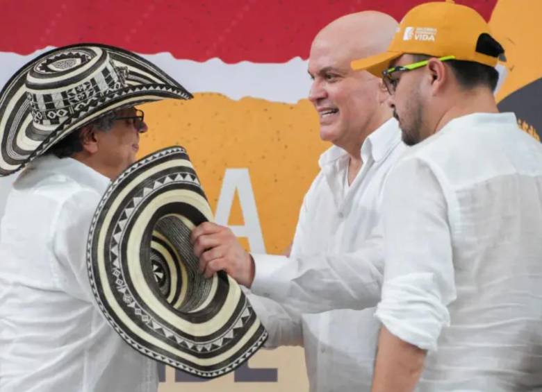 Expresidente Gustavo Petro y el excomandante paramilitar Salvatore Mancuso. Foto: cortesía Presidencia