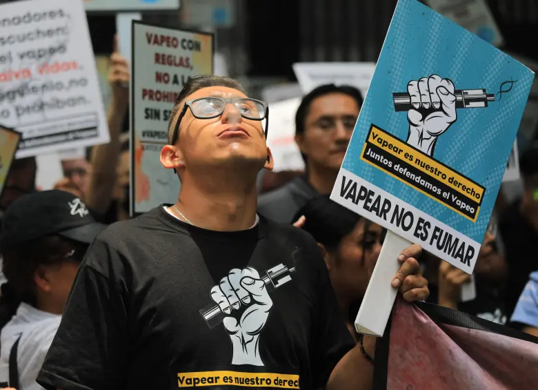 En junio de 2025, se desarrollaron protestas frente al Senado de México contra la prohibición del vapeo, en medio del creciente debate mundial sobre el uso de cigarrillos electrónicos. Foto: Ian Robles / Eyepix / NurPhoto / AFP.