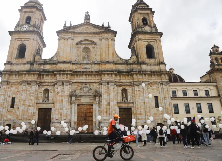 El Gobierno Nacional convocó a una jornada de oración en la plaza de Bolívar, en el centro de Bogotá. FOTO: Colprensa