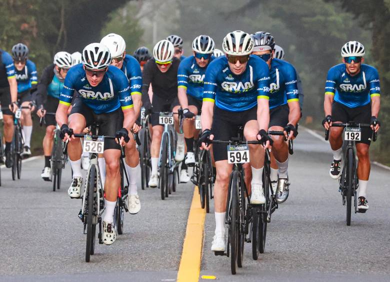 Los ciclistas del Clásico El Colombiano recorren las carreteras del Oriente de Antioquia durante el Clásico. Foto: Manuel Saldarriaga.