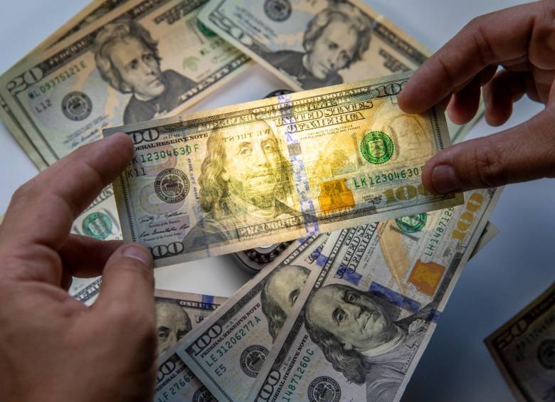 En la sesión del miércoles el dólar siguió cotizándose a la baja, en la bolsa. FOTO Carlos Velásquez