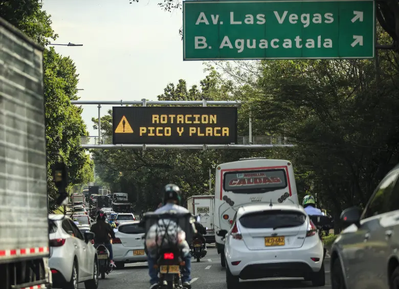 Descripción: Trancones en Medellín, de varios vehículos, por pico y placa efectuado en el país. Fecha de evento: 01/08/2024. Foto: Andrés Camilo Suárez Echeverry.