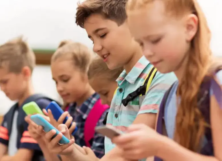 Esta nueva iniciativa legislativa respaldada por el presidente Emmanuel Macron intentará restringir la accesibilidad de jóvenes menores de 15 años a diversas plataformas. FOTO: Getty