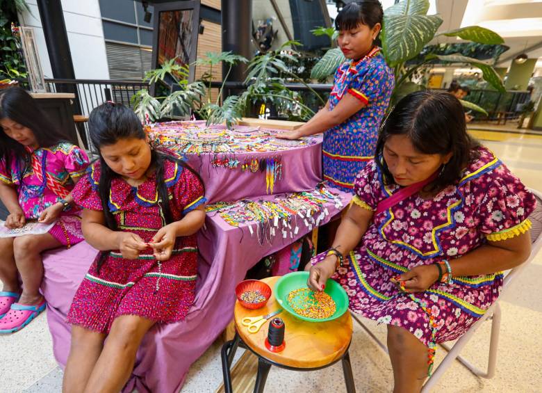 Las mujeres de La Puria estuvieron de visita en Medellín para la temporada de Colombiamoda y Feria de Flores, una época clave para la venta de sus productos. FOTOS MANUEL SALDARRIAGA