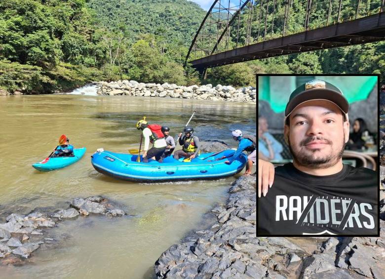 Adelante, Carlos Andrés Aristizabal, el hombre ahogado en el río Samaná. Atrás, el poderoso afluente y los rescatistas que participaron en su búsqueda. FOTO: Imágenes tomadas de redes sociales