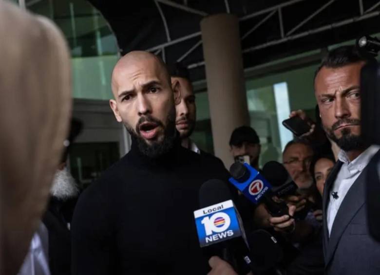 Andrew Tate y hermano fueron abordados por la prensa tras su llegada a Miami, Florida, Estados Unidos. FOTO: GETTY