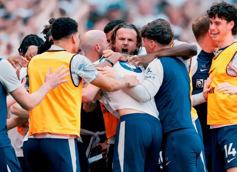 Los futbolistas del Tottenham celebran la victoria en la última jornada que los salvó del descenso. Foto: tomada del x de @SpursOfficial