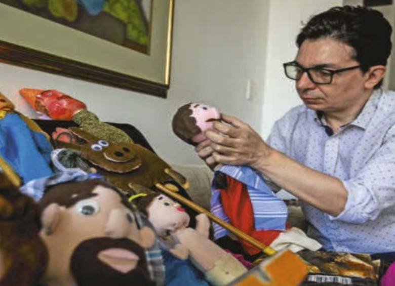 Jorge Iván Echavarría lleva 30 años contando cuentos sobre la palabra de Dios. Con los títeresestá de lleno desde la pandemia, cuando empezó a mandarles mensajes de ánimo a los niños enfermos. FOTO JULIO HERRERA