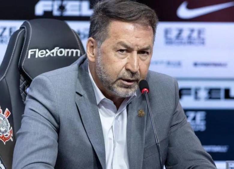 Melo en medio de una rueda de prensa con el club brasileño. FOTO: Redes sociales Corinthians