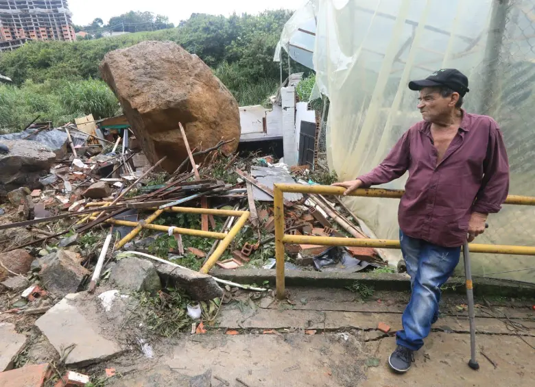 Se salvaron de milagro: una roca gigante cayó sobre la casa de dos viejos en Medellín