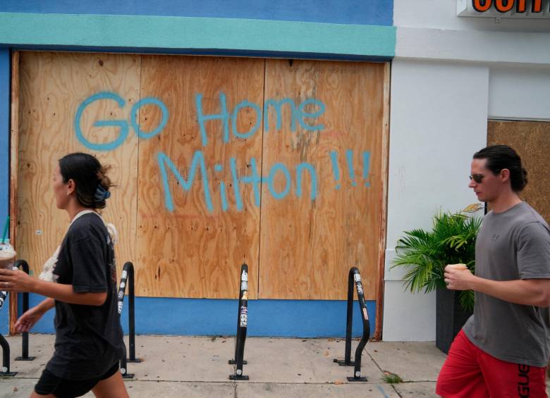 Imágenes de los almacenes, las carreteras de salida de las zonas de alto riesgo y de las protecciones que ponen en las casas en Florida, en la previa a la llegada del huracán Milton. FOTO AFP