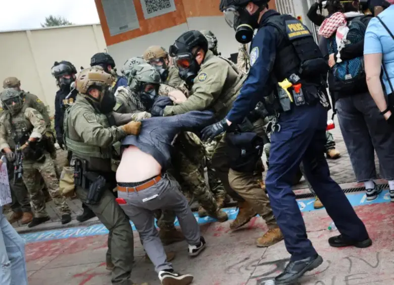 El Servicio de Inmigración y Control de Aduanas (ICE) es el encargado de realizar los operativos y controles a los migrantes en EE. UU. FOTO: AFP