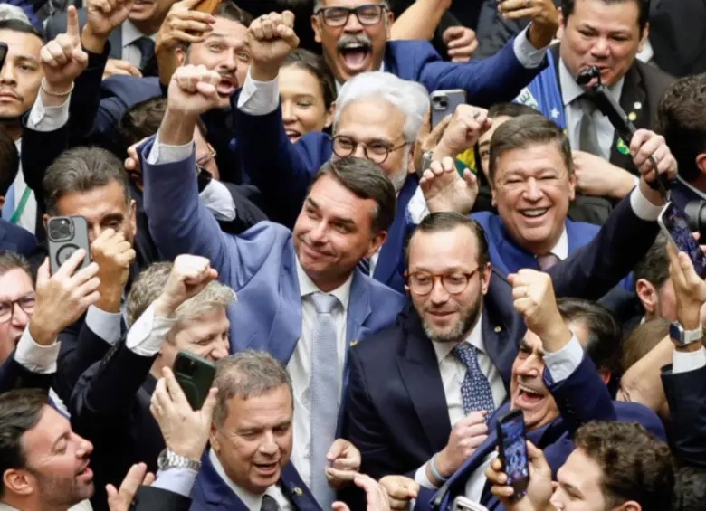 La celebración del senador Flavio Bolsonaro (centro) en el Congreso tras la decisión. FOTO: AFP