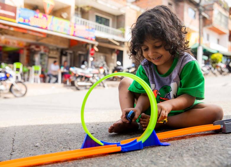 La sonrisa y felicidad de los niños jugando con sus traídos fue una escena común en la mañana del 25 de diciembre en las calles de Medellín. Foto: Carlos Velásquez