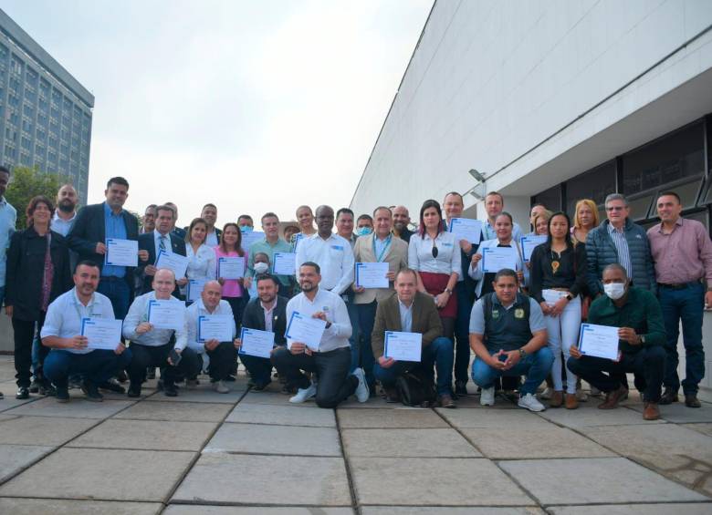 Al evento asistieron varios de los alcaldes que junto al gobernador Aníbal Gaviria recibieron la certificación. FOTO: CORTESÍA GOBERNACIÓN DE ANTIOQUIA