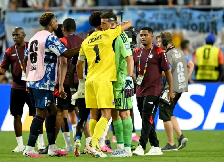 Dibu despidiéndose de Vozinha tras el partido. FOTO: AFP