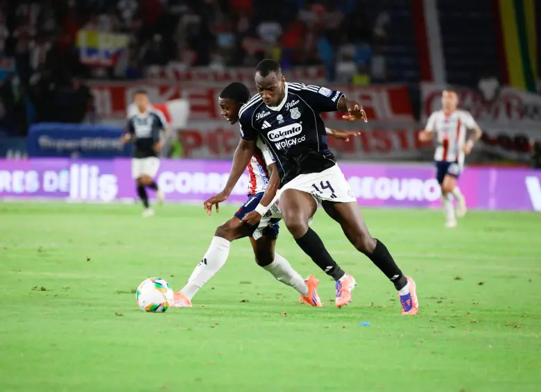El volante vallecaucano Baldomero Perlaza fue uno de los destacados del Medellín en el partido. De una pérdida suya nació la jugada que terminó con la lesión de Aguerre. Foto: Colprensa