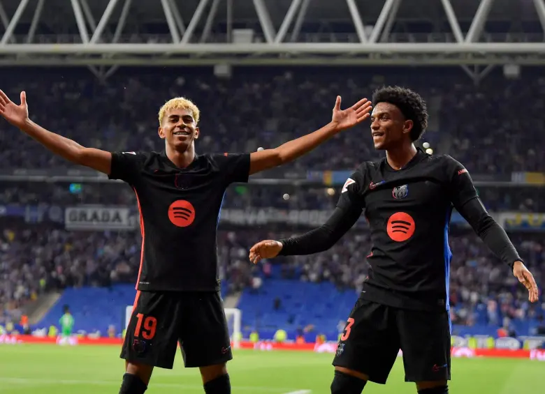 Lamine Yamal (izquierda) y Alejandro Balde, festejando el primer tanto del Barcelona que encaminó el título de LaLiga. FOTO: AFP