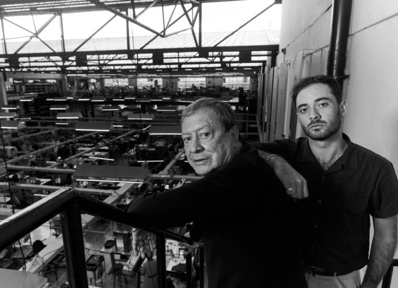 Lorenzo Hernández Olarte y su padre, el empresario Mario Hernández, en la fábrica ubicada en Bogotá. Derecha: la familia durante la apertura de la tienda en Miami, Estados Unidos, en el año 2001. FOTO cortesía