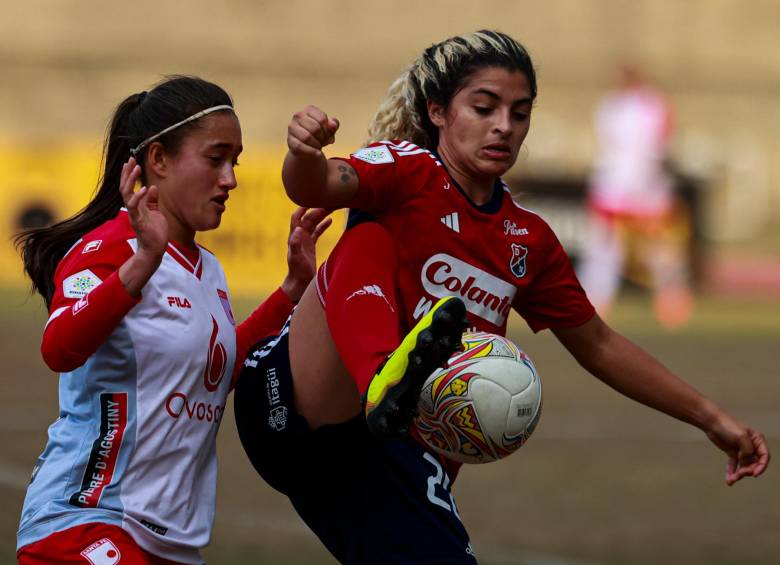 Imágenes de la derrota 1-2 del Independiente Medellín en Ditaires frente a Santa Fe, un resultado que deja al conjunto rojo con escasas posibilidades de llegar a la final del certamen. FOTO manuel saldarriaga