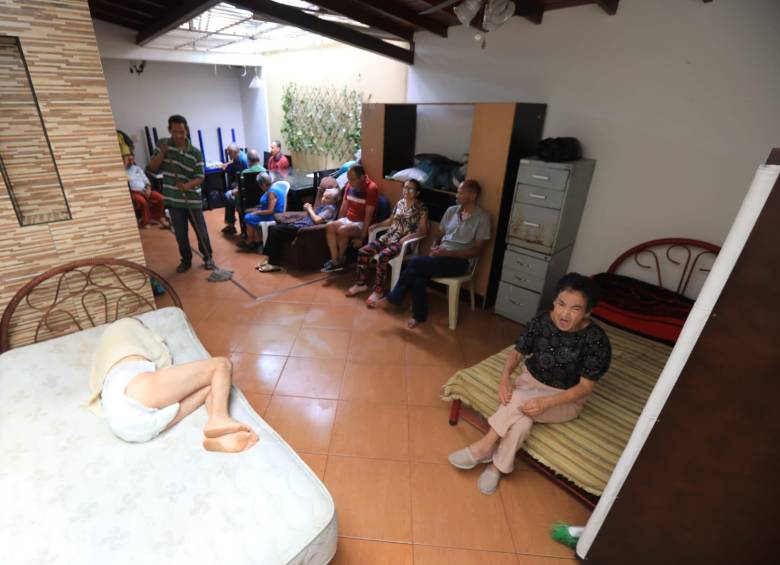 El espacio tan reducido obligó a poner las 20 camas de los adultos mayores donde hubiera espacio, uno de ellos es la sala, donde se reúnen a compartir. FOTO: Esneyder Gutiérrez