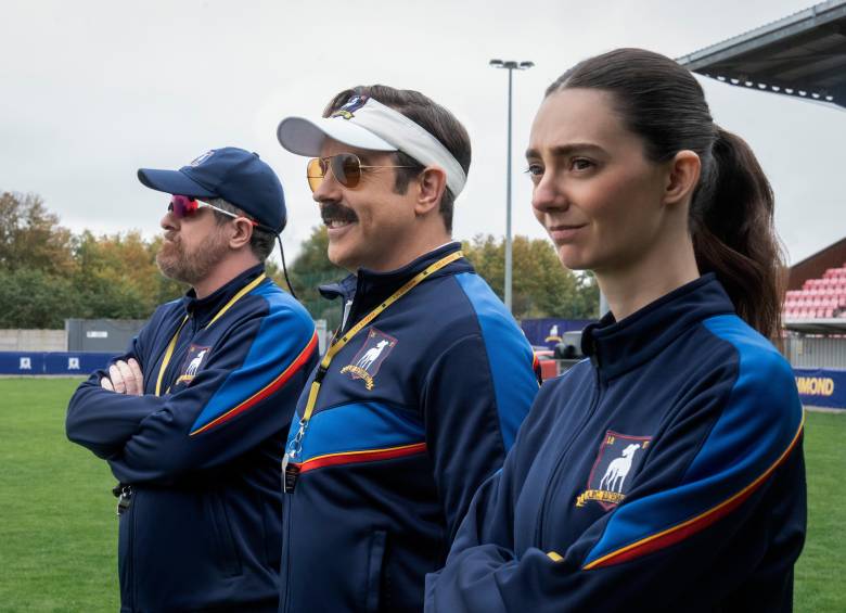 Brendan Hunt, Jason Sudeikis y Tanya Reynolds en la nueva temporada de Ted Lasso. FOTO Cortesía Apple TV