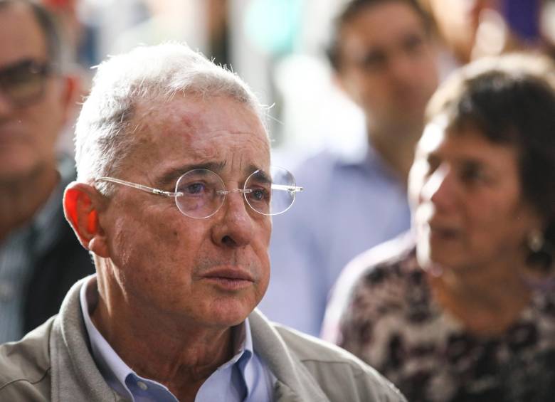 La juez 41 de conocimiento de Bogotá decidió este martes no precluir el caso contra el expresidente Álvaro Uribe Vélez por el presunto delito soborno a testigos. FOTO ESNEYDER GUTIÉRREZ