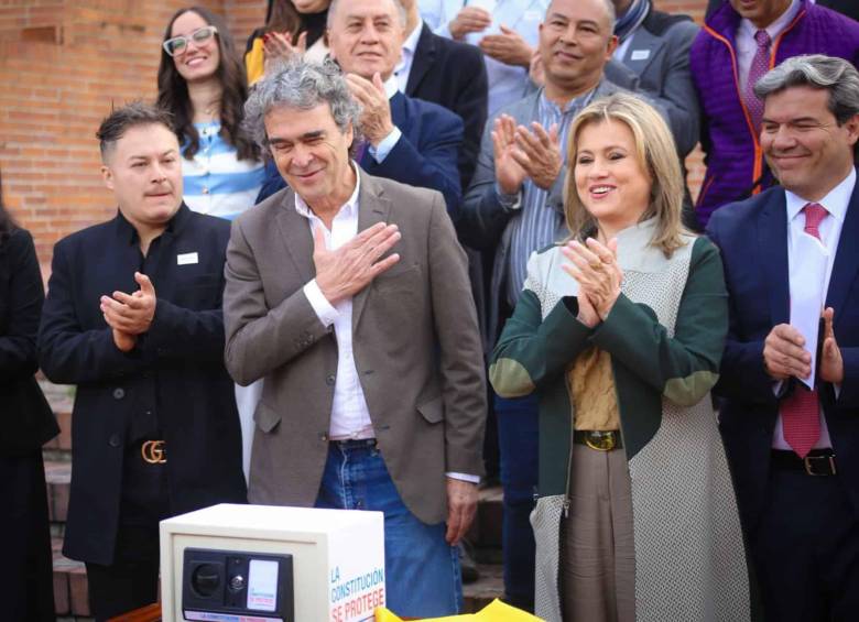 El candidato presidencial radicó el comité “promotor del referendo para cuidar la Constitución del 91” en la Registraduría Nacional. Foto: Redes sociales @sergio_fajardo