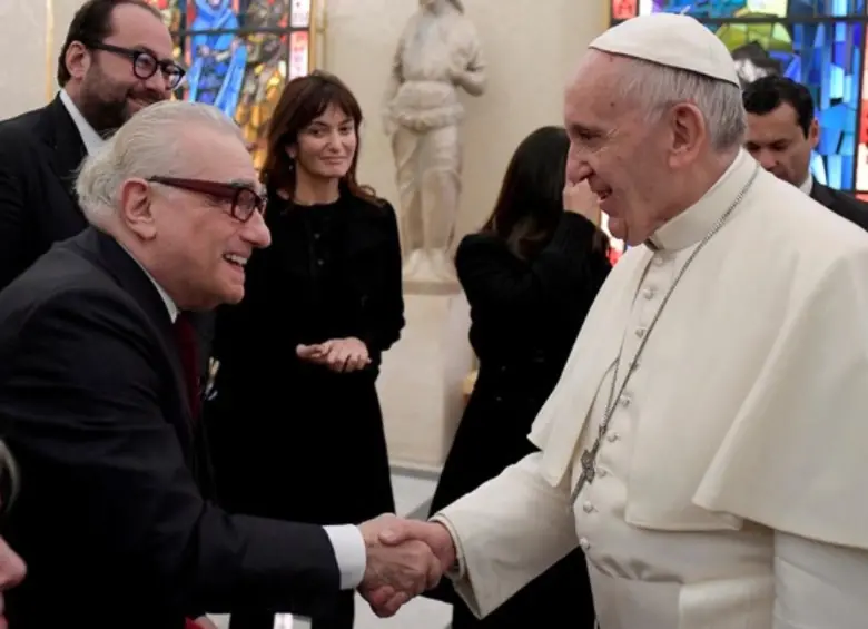 El director Martin Scorsese y el papa Francisco durante uno de sus varios encuentros. Esa vez fue en medio de una audiencia privada en 2016. Ambos mantenían una relación a través de varios proyectos. FOTO: AFP